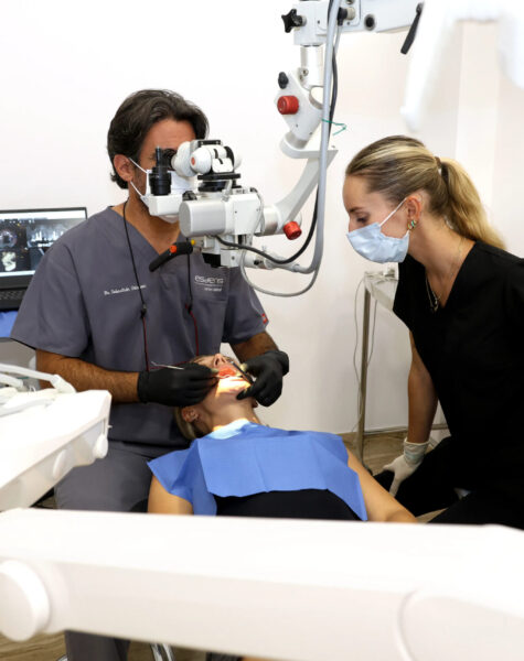 English dentist Albir Costablanca